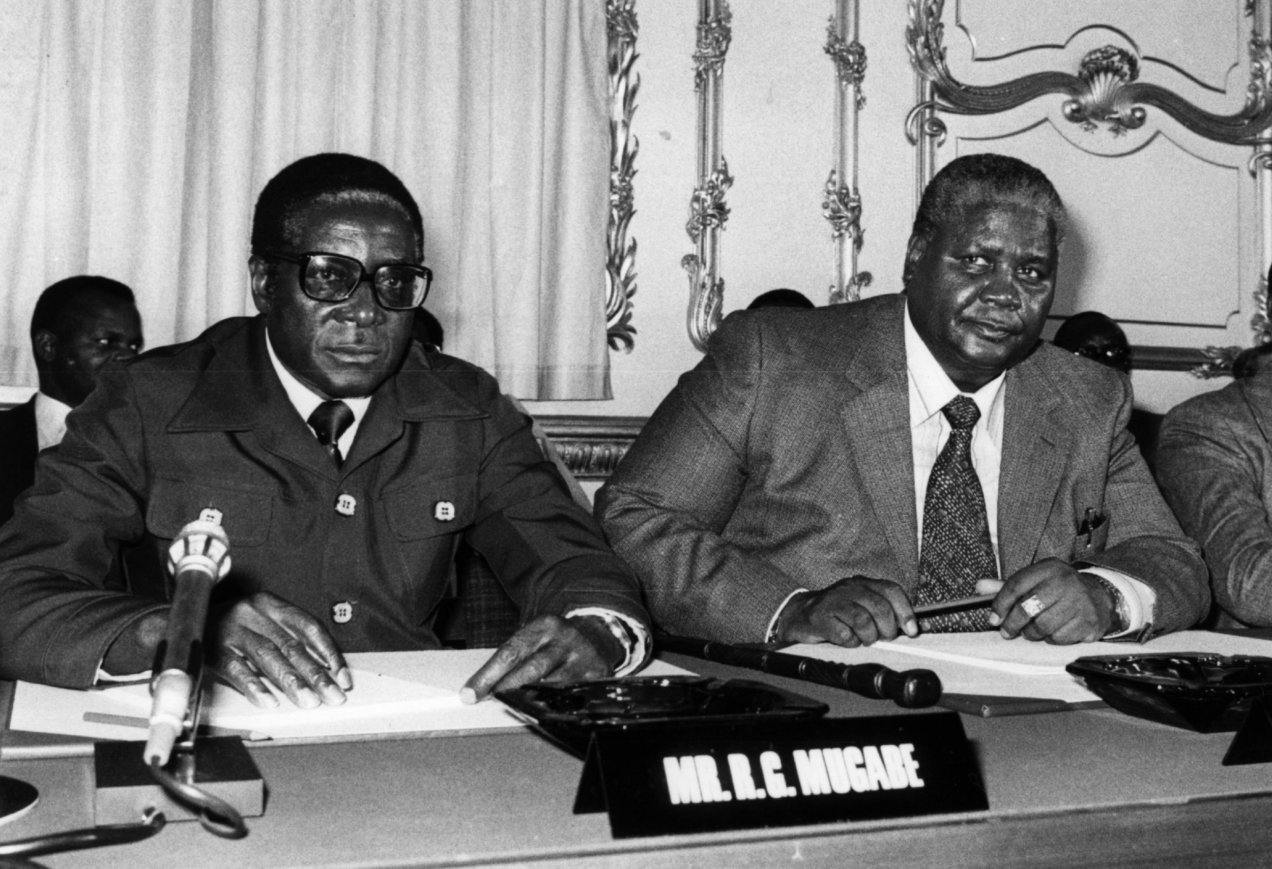 How Robert Mugabe Went From Zimbabwe's National Hero To Economic Tyrant ...