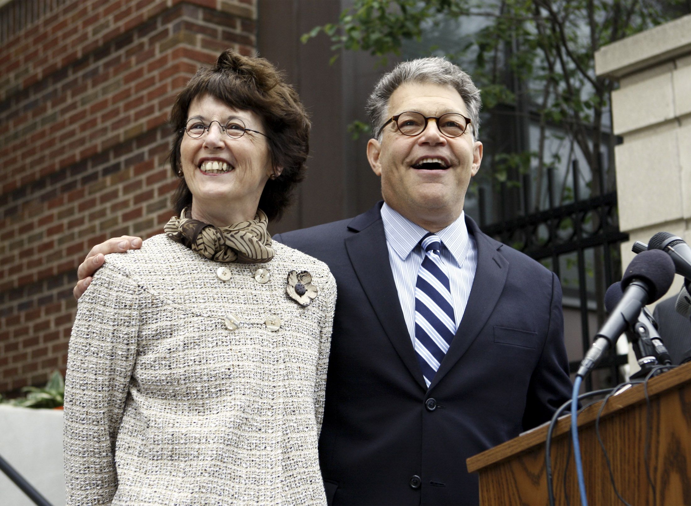    Al Franken comagradável, mulher Franni Bryson 