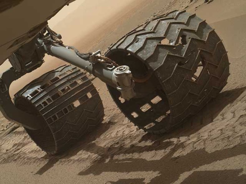 curiosity_tire_damage