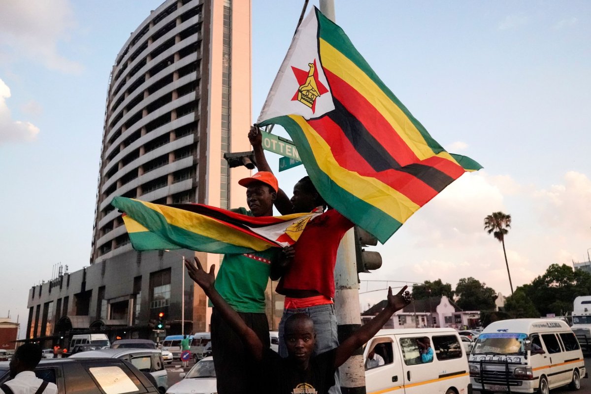 1121_Zimbabwe_celebrations