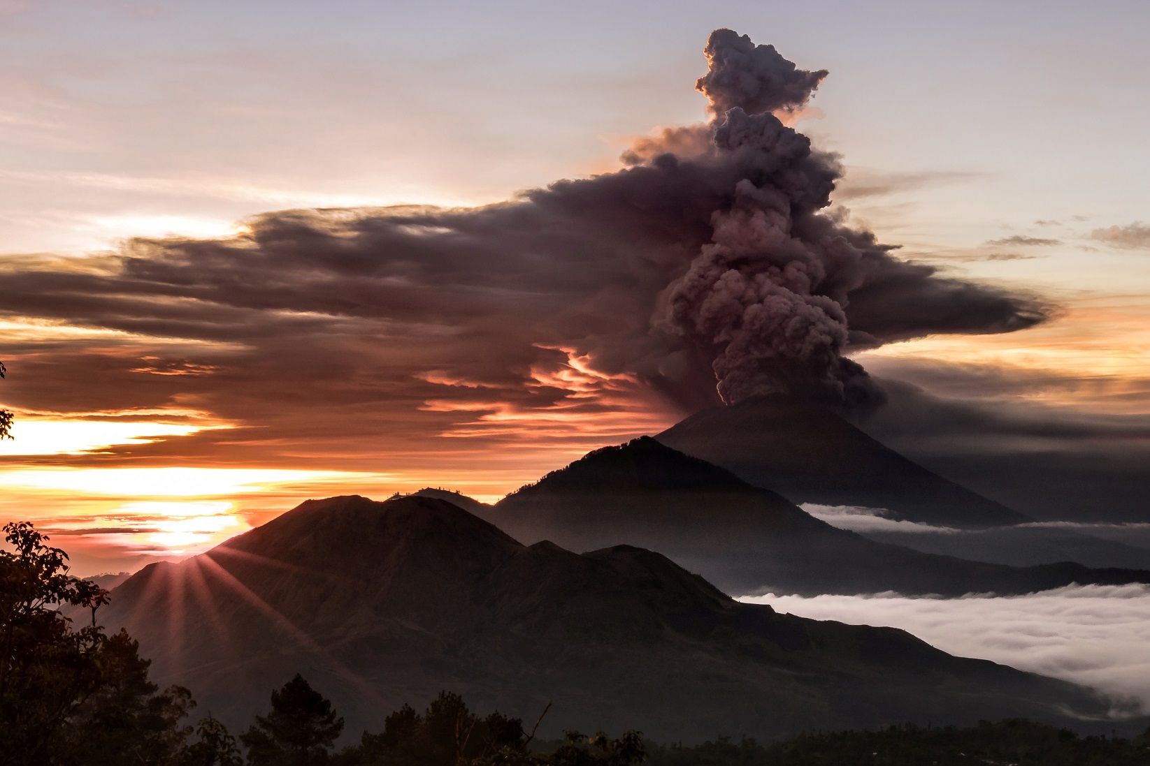  Bali  Volcano  Eruption Imminent Prompting Mass 