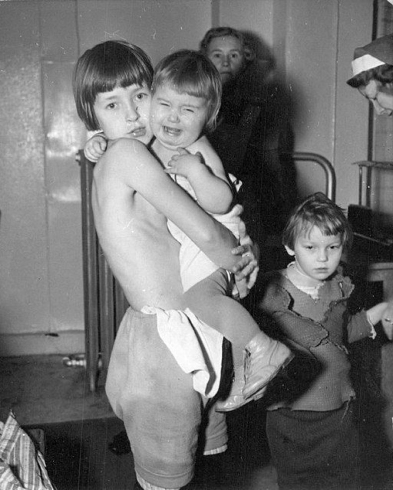 512px-Finnish-war-children-two-sisters-in-Stockholm-1941-142362185236