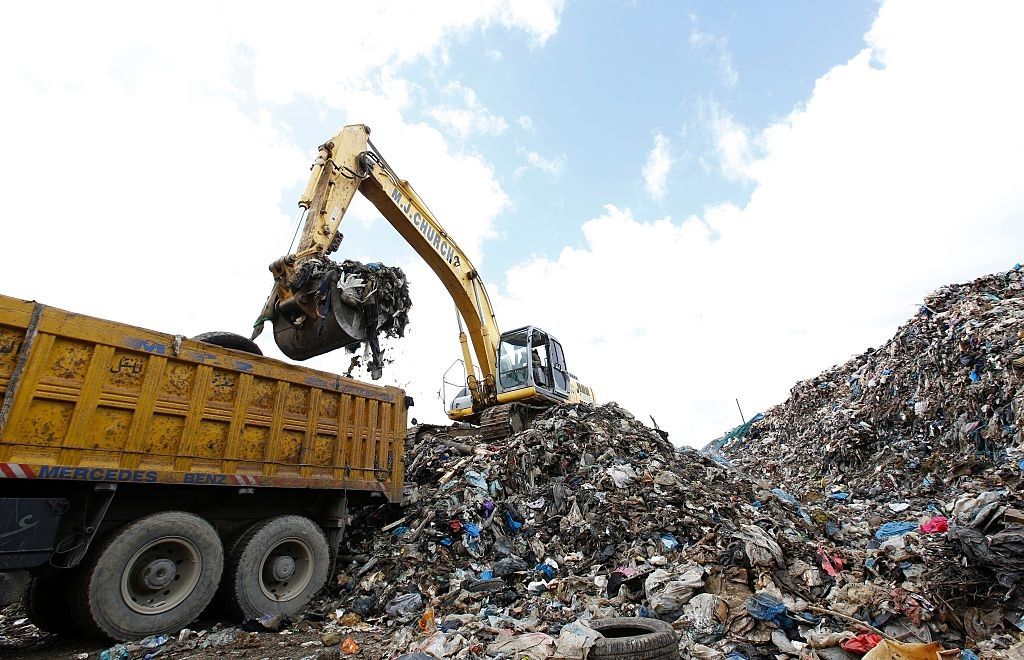 man throw away hard drive with bitcoins to dollars