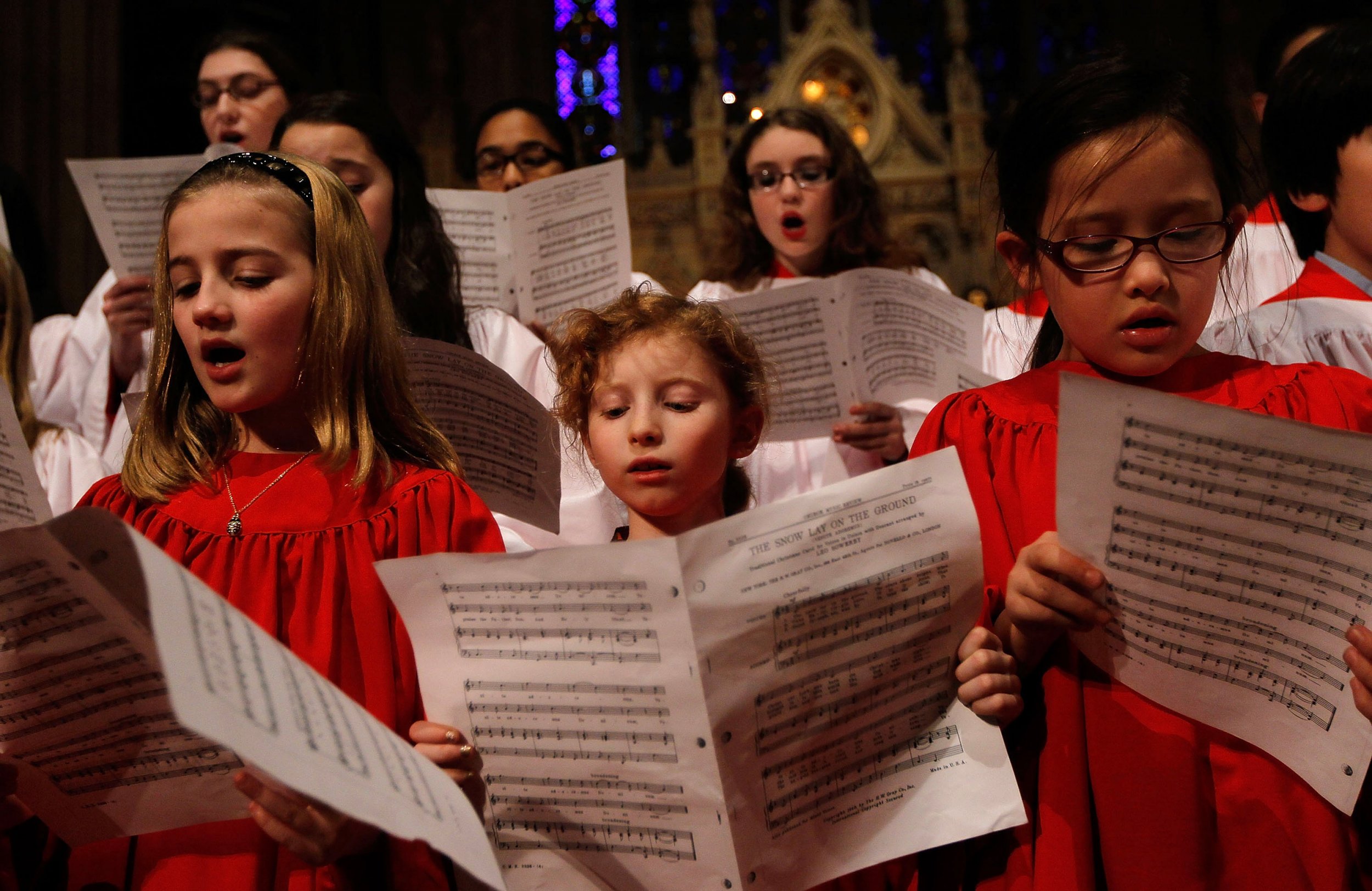 Рождественские песни. Carol singing в Англии. Рождественский хор. Рождественские хоралы. Рождественское пение.