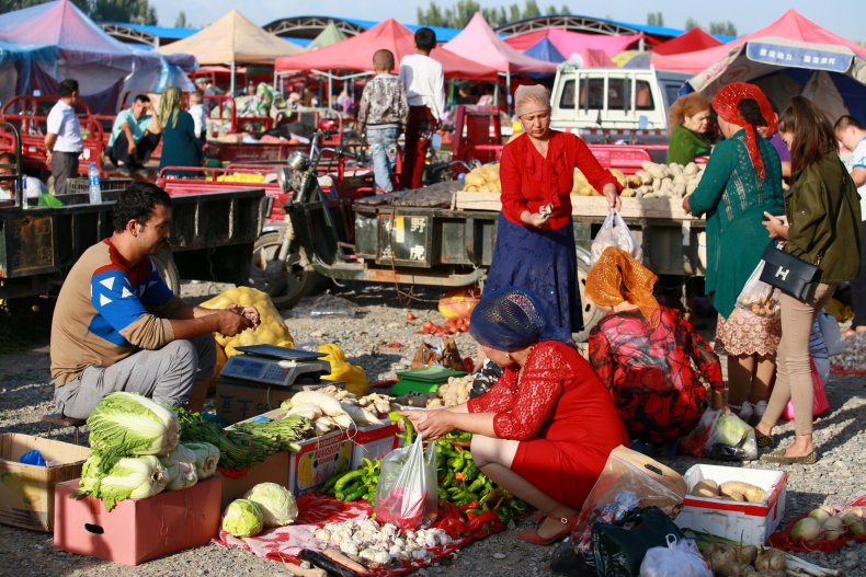 Villagers_at_bazaar