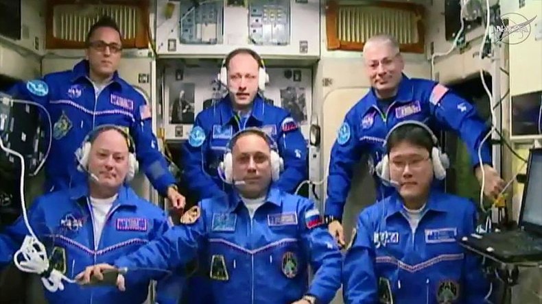 exp54_crewgreeting-1