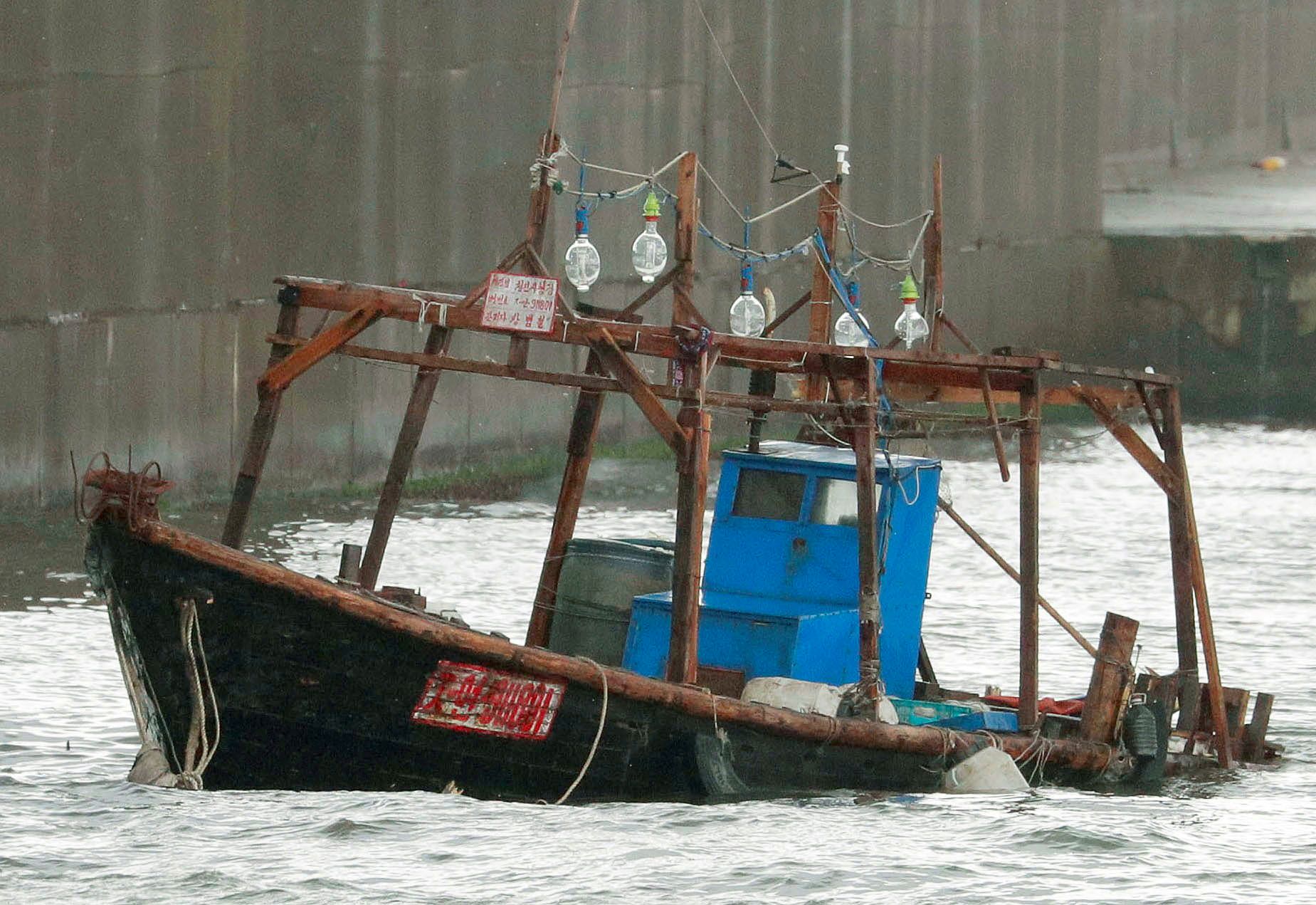 Wooden_boat_North_Korea_Fishermen