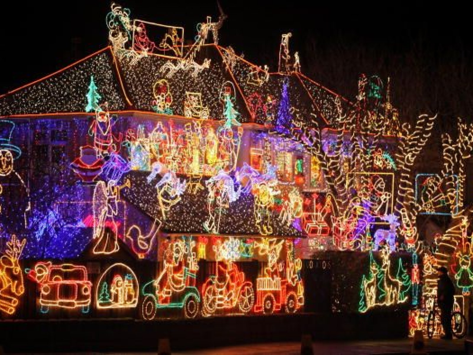 How much will Christmas lights add to my electric bill?