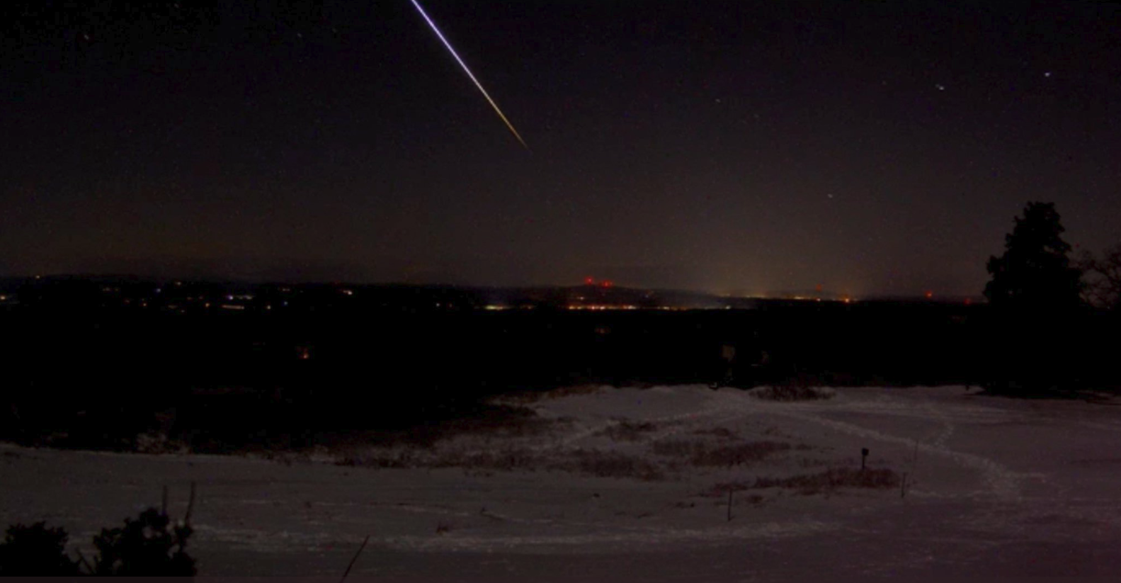 Meteor Baffles Stargazers With Spectacular Light Show as It Fell to
