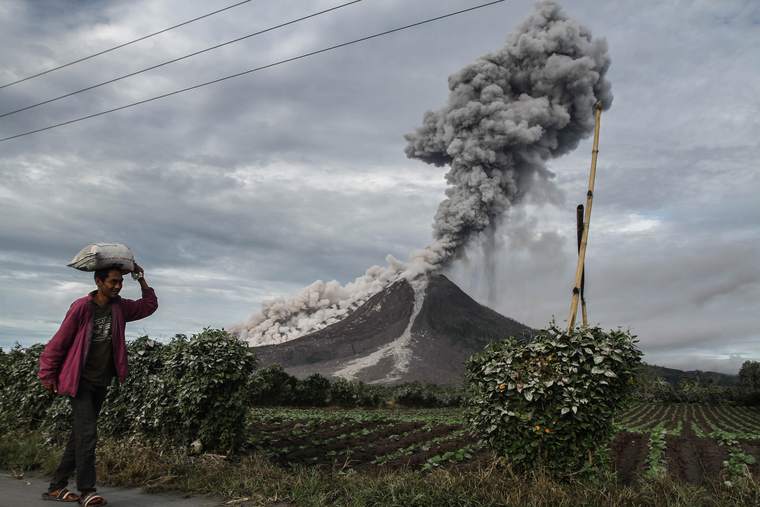 Video Volcano Eruption At Indonesia S Mount Sinabung Sends