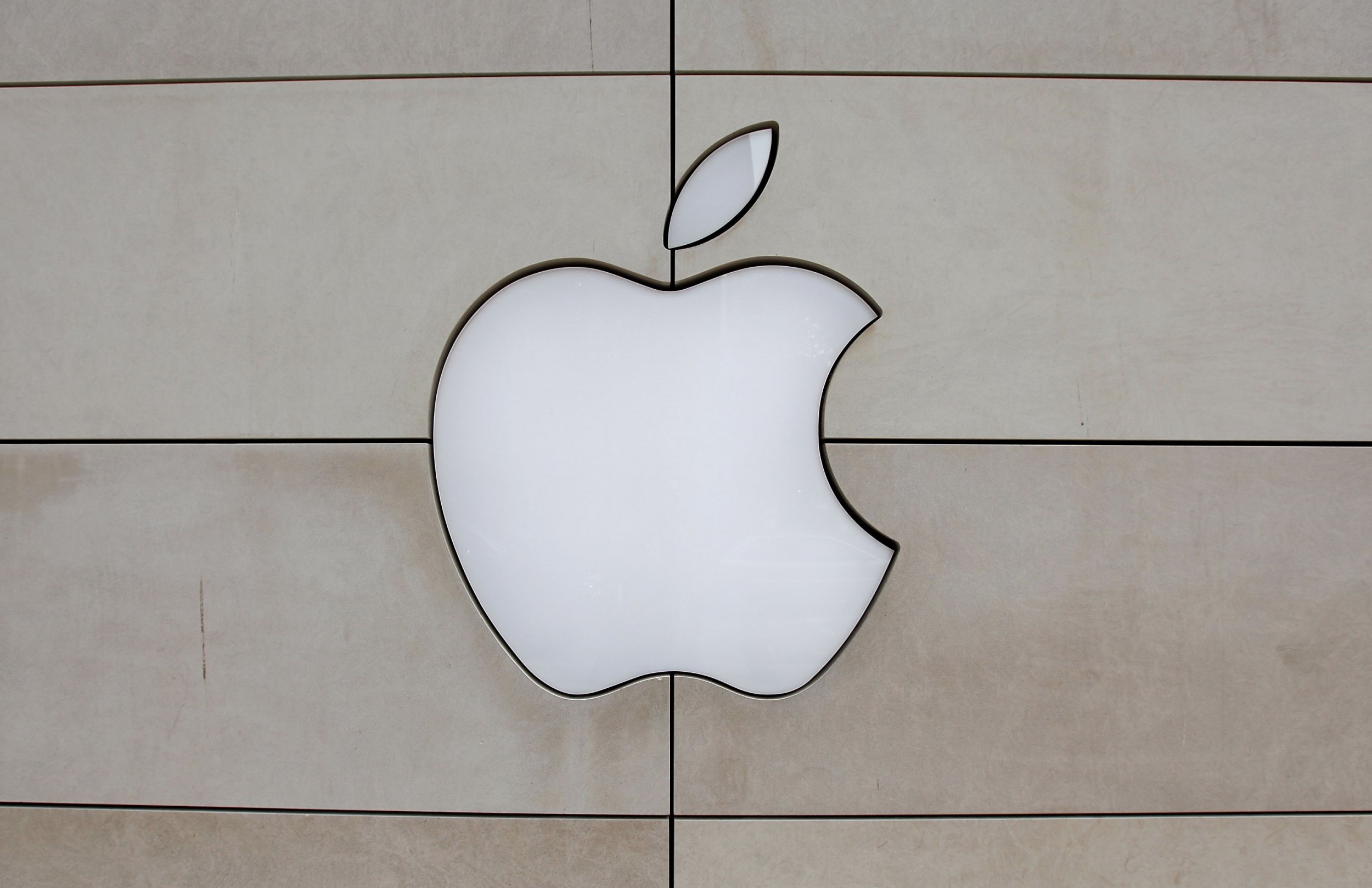 Apple store with macbook shaped roof opens in chicago