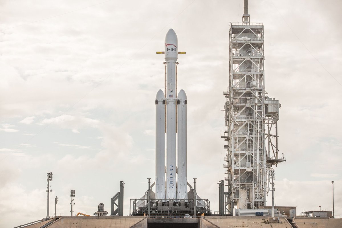 1_4_Falcon Heavy on Launchpad