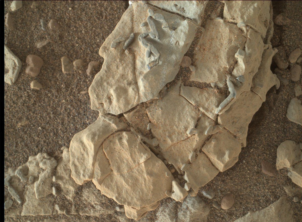 01_05_mars_curiosity_rocks