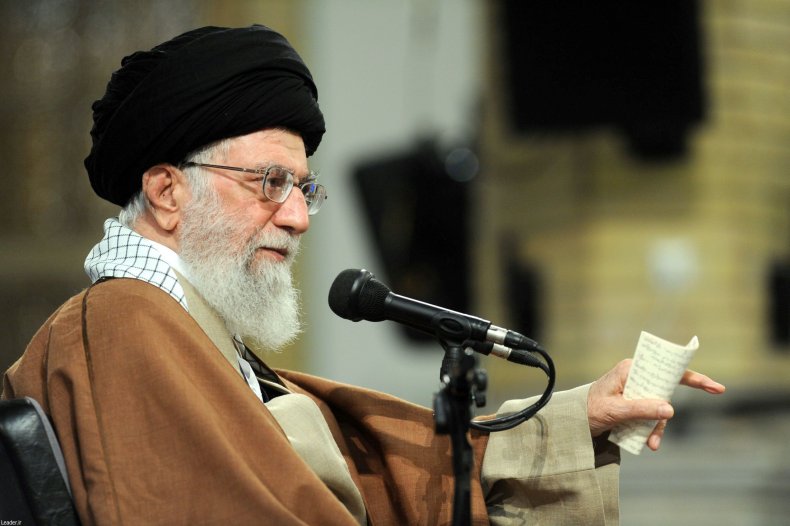 2018-01-09T135133Z_3_LYNXMPEE080QM_RTROPTP_4_IRAN-PROTESTS-KHAMENEI