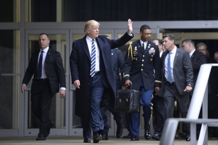 01_10_Trump_football 01_10_Trump_football