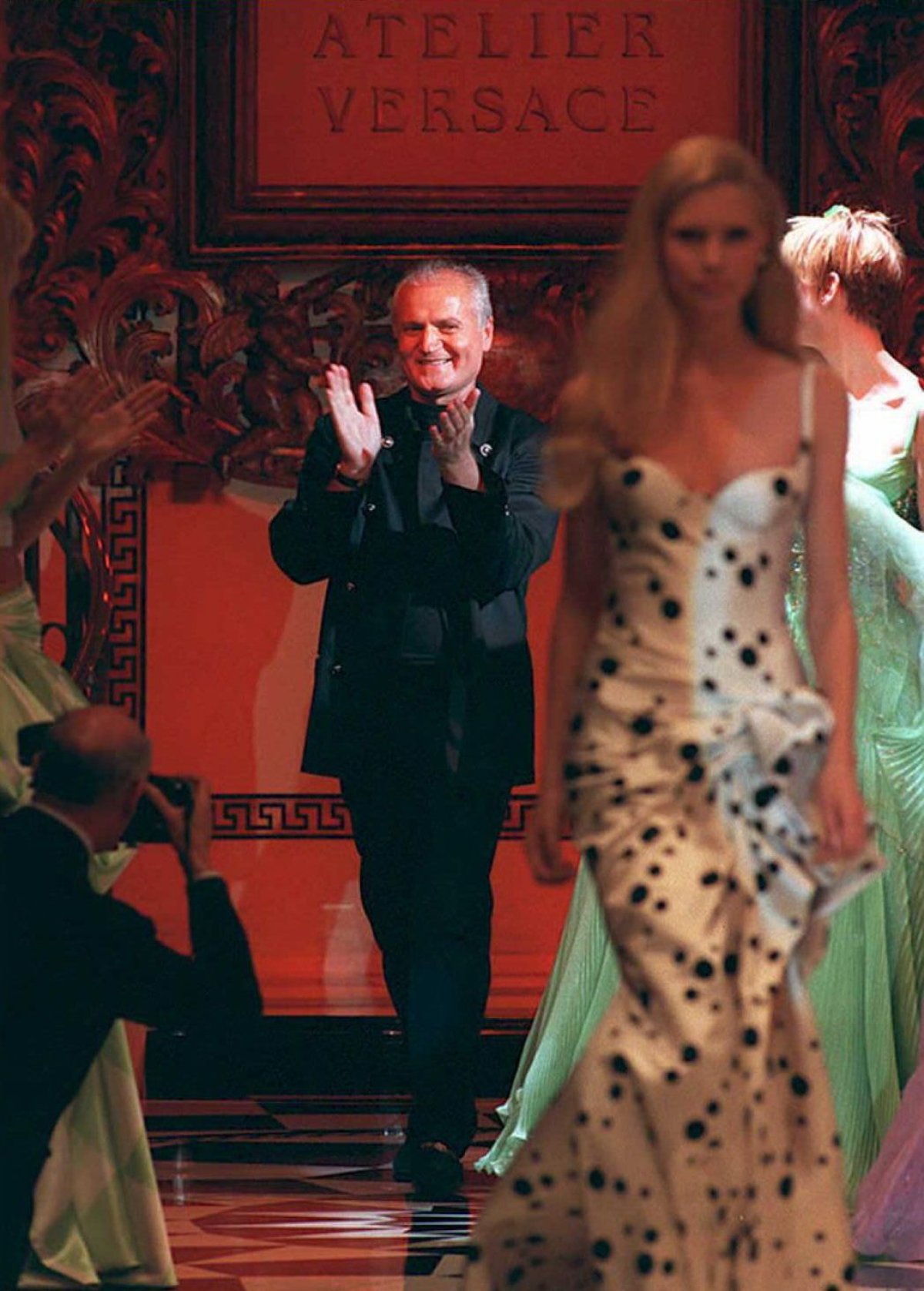 Gianni Versace presents atelier collection in 1995