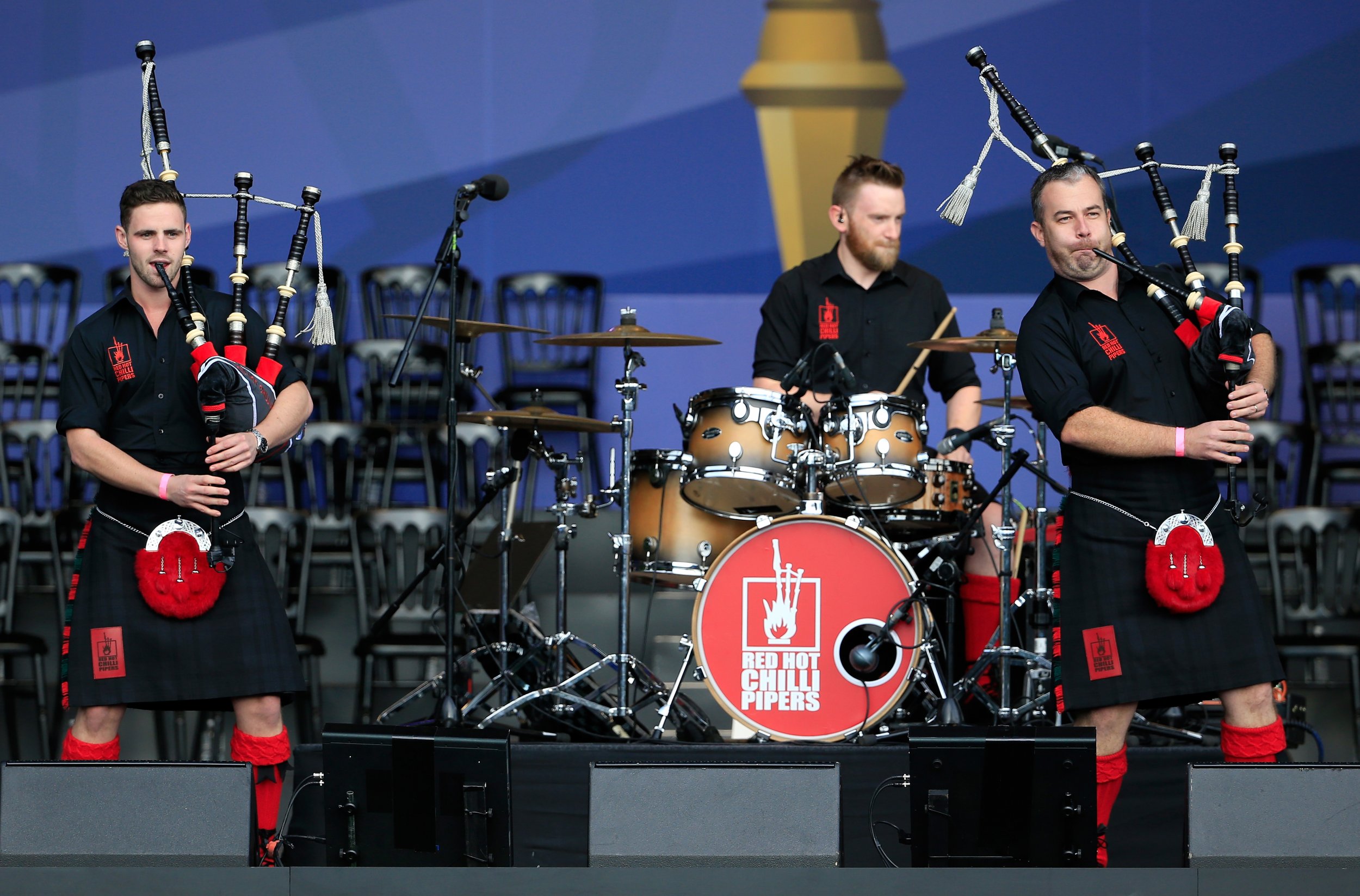 Rejsende købmand overdrive til eksil Couple Mistakenly Takes Romantic Holiday to See Red Hot Chilli Pipers (Not  Peppers)