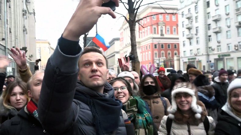 02_16_Navalny_phone