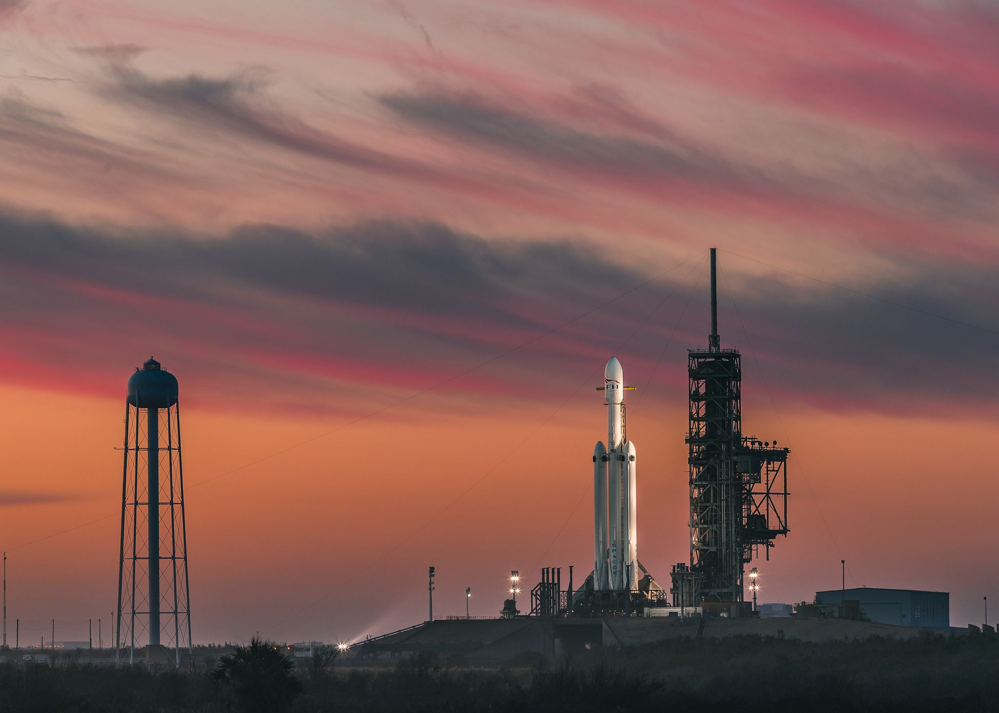 spacex falcon heavy on launch pad