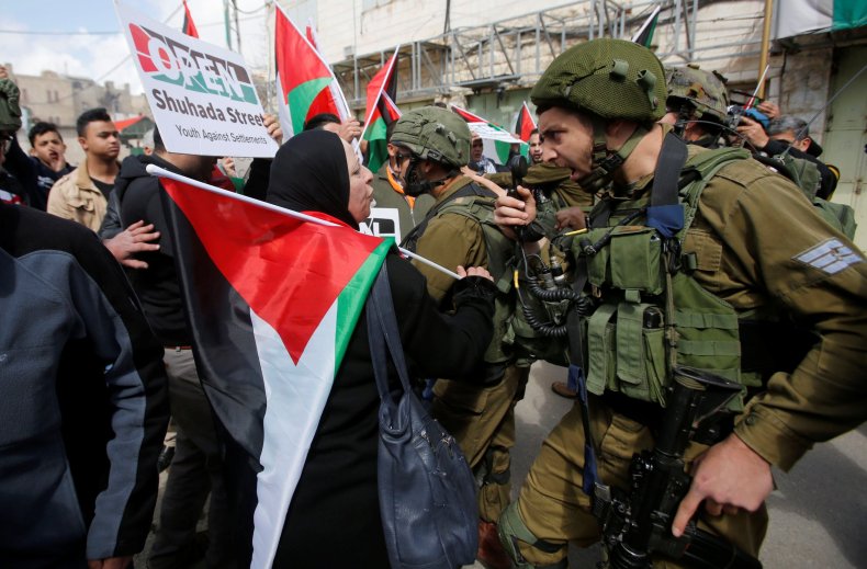 RTX4YKZU Palestinians protest Israeli soldiers