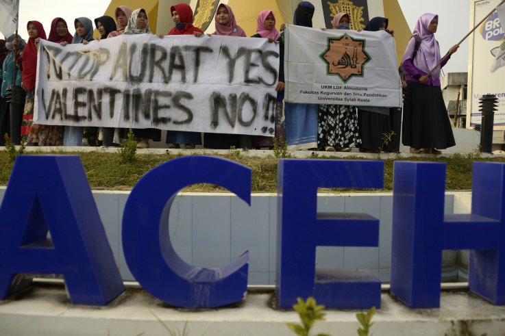 GettyImages-918156806 Banda Aceh Valentine's Day protest Muslim students GettyImages-918156806 Banda Aceh Valentine's Day protest Muslim students