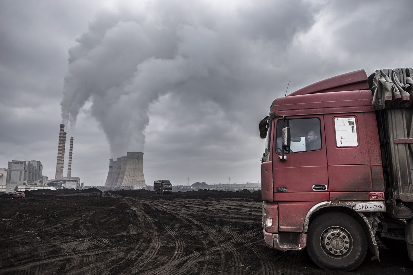 Влияние строительства на экологию. Загрязнение воздуха. Загрязнение воздуха грузовиками. Грузовики загрязняет. Загрязнение воздуха автомобилями.