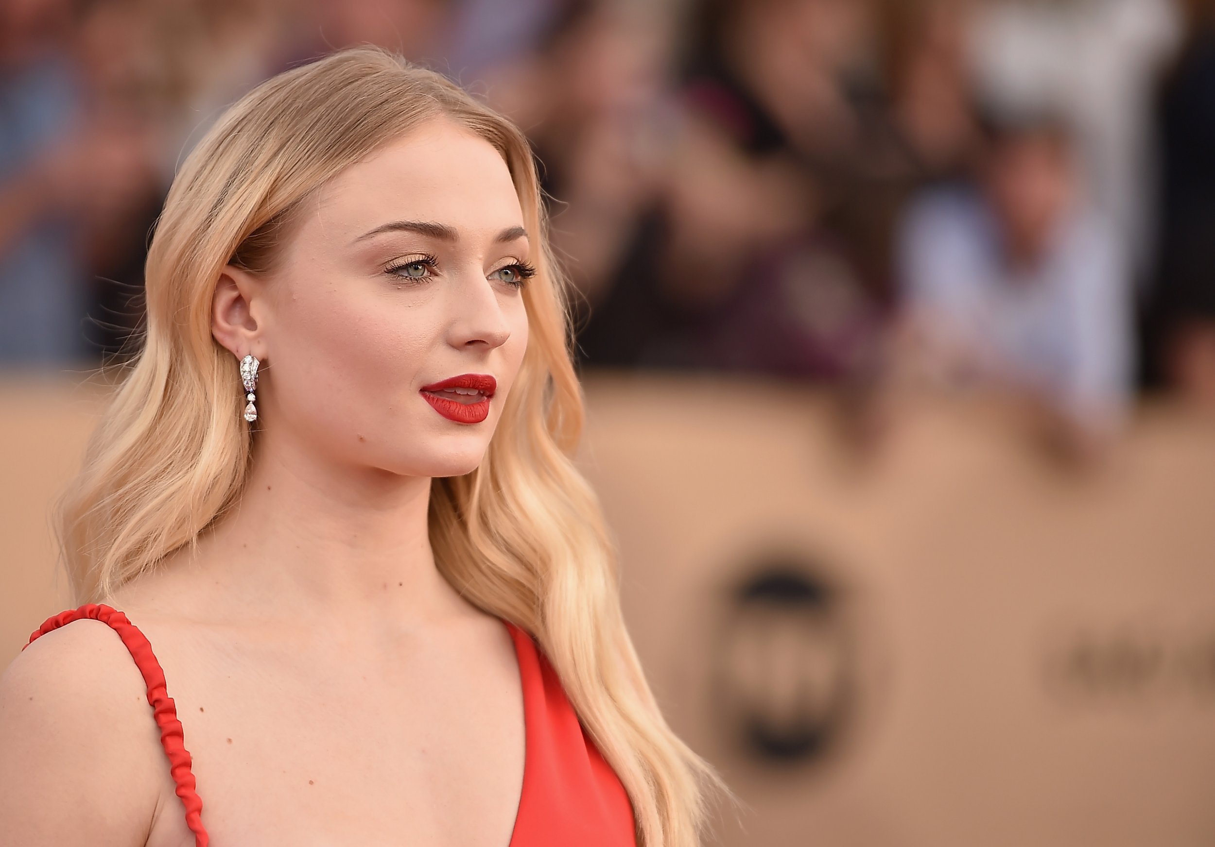 Sophie Turner flashes her diamond engagement ring