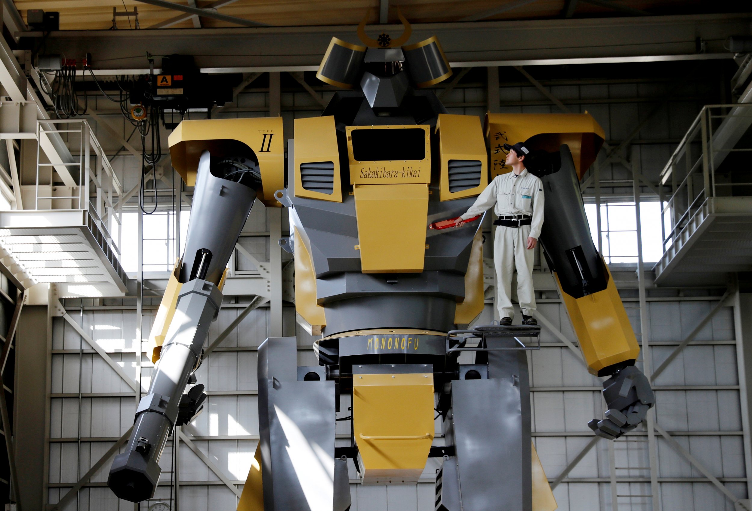 Man Creates Giant Robot That Shoots 87 MPH Foam Balls and Looks Like a ...