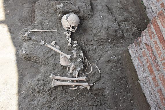 4_25_Child Skeleton Pompeii