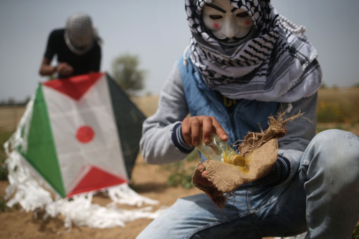 Palestinians kite bomb
