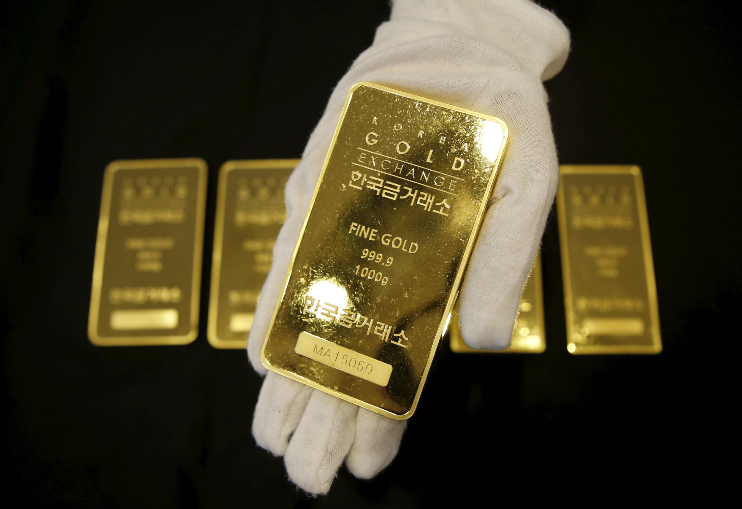 Airport Cleaner Finds $325,000 of Gold Bars in Trash-and He Could Get to Keep Them