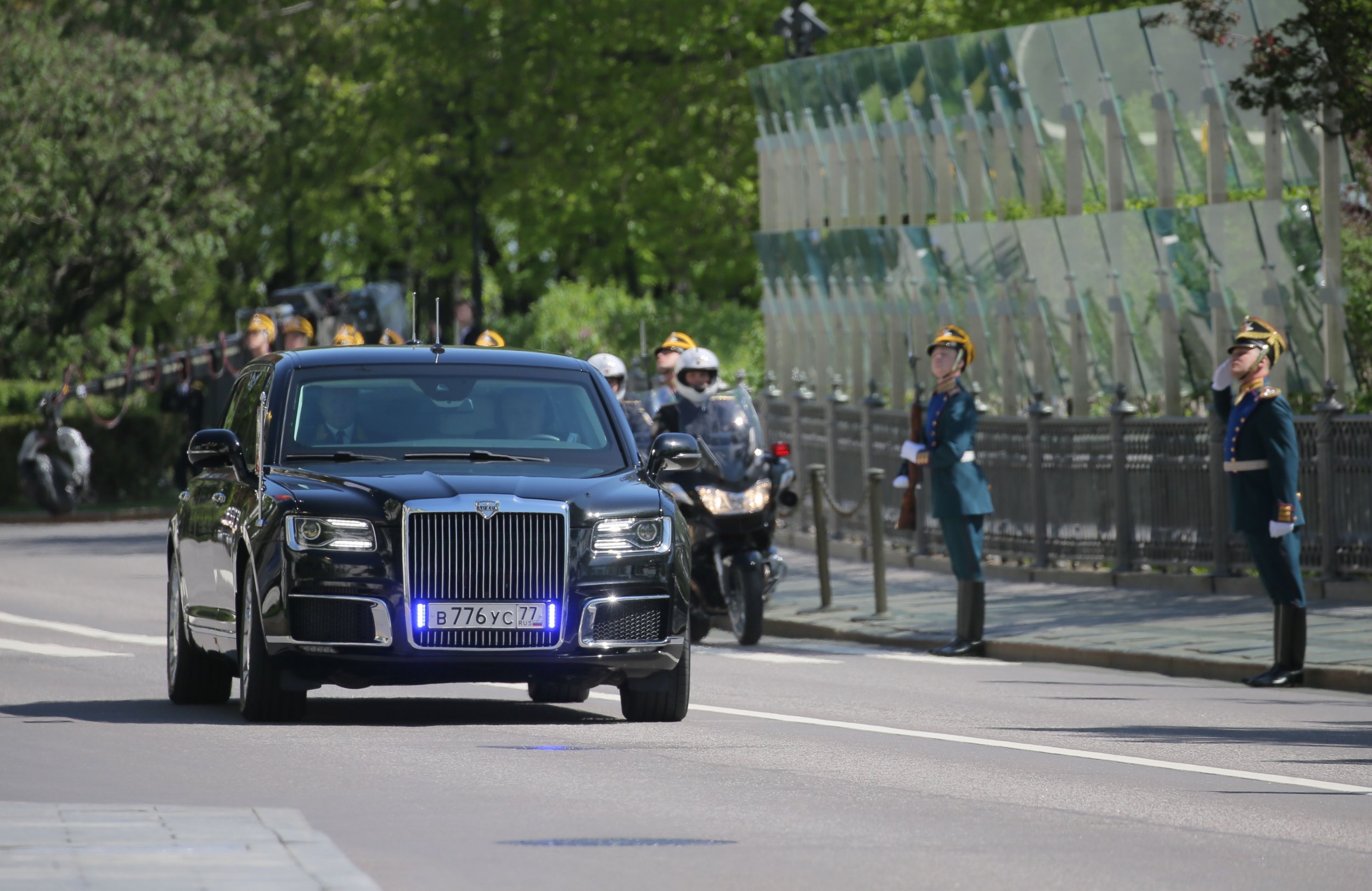 Президентский автомобиль. Аурус кортеж президента. Машина Путина Аурус. Aurus лимузин Путина.