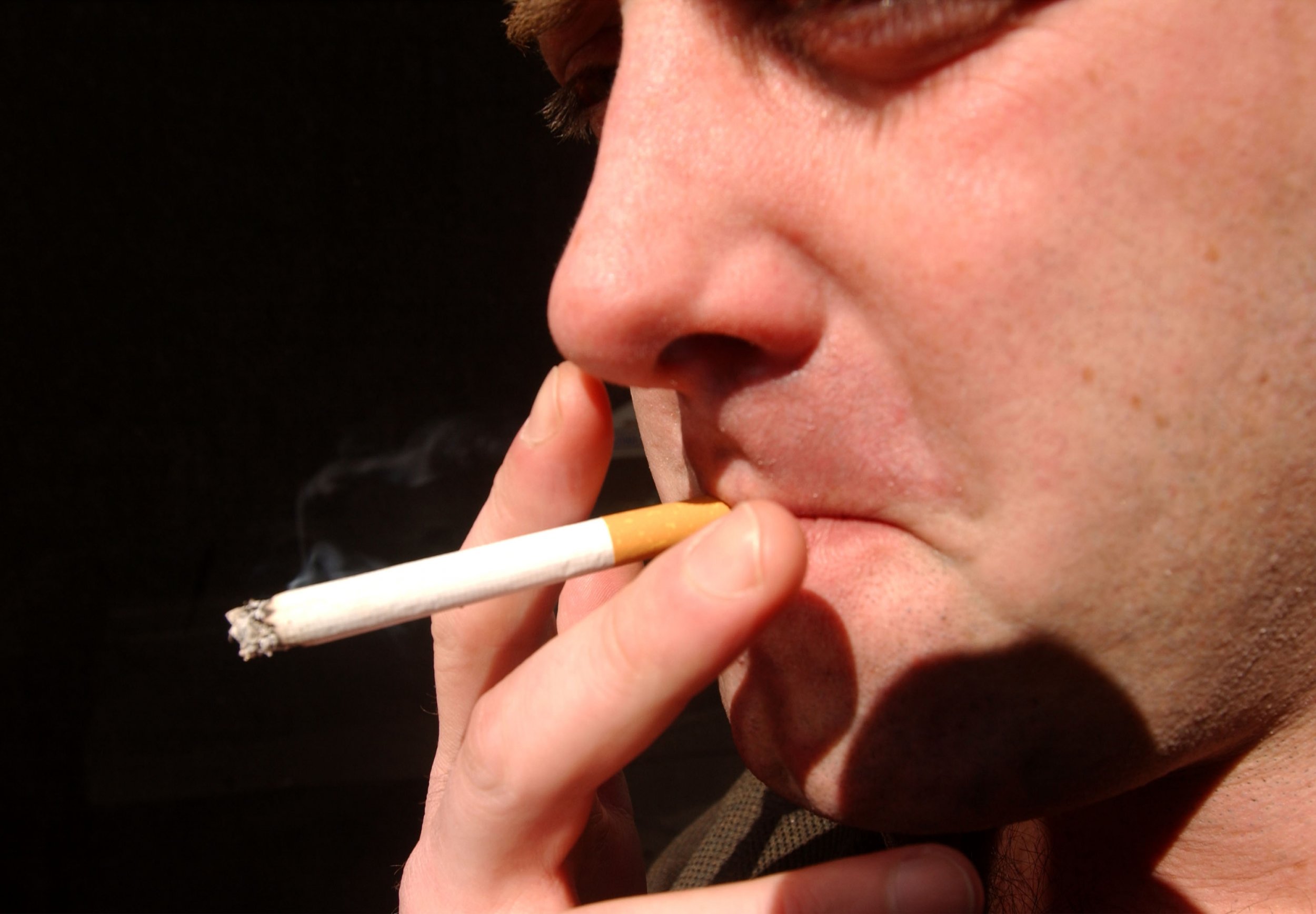 Муж курит в квартире. Курящий человек. Курящий работник. Горящая сигарета. Курящие люди фото.