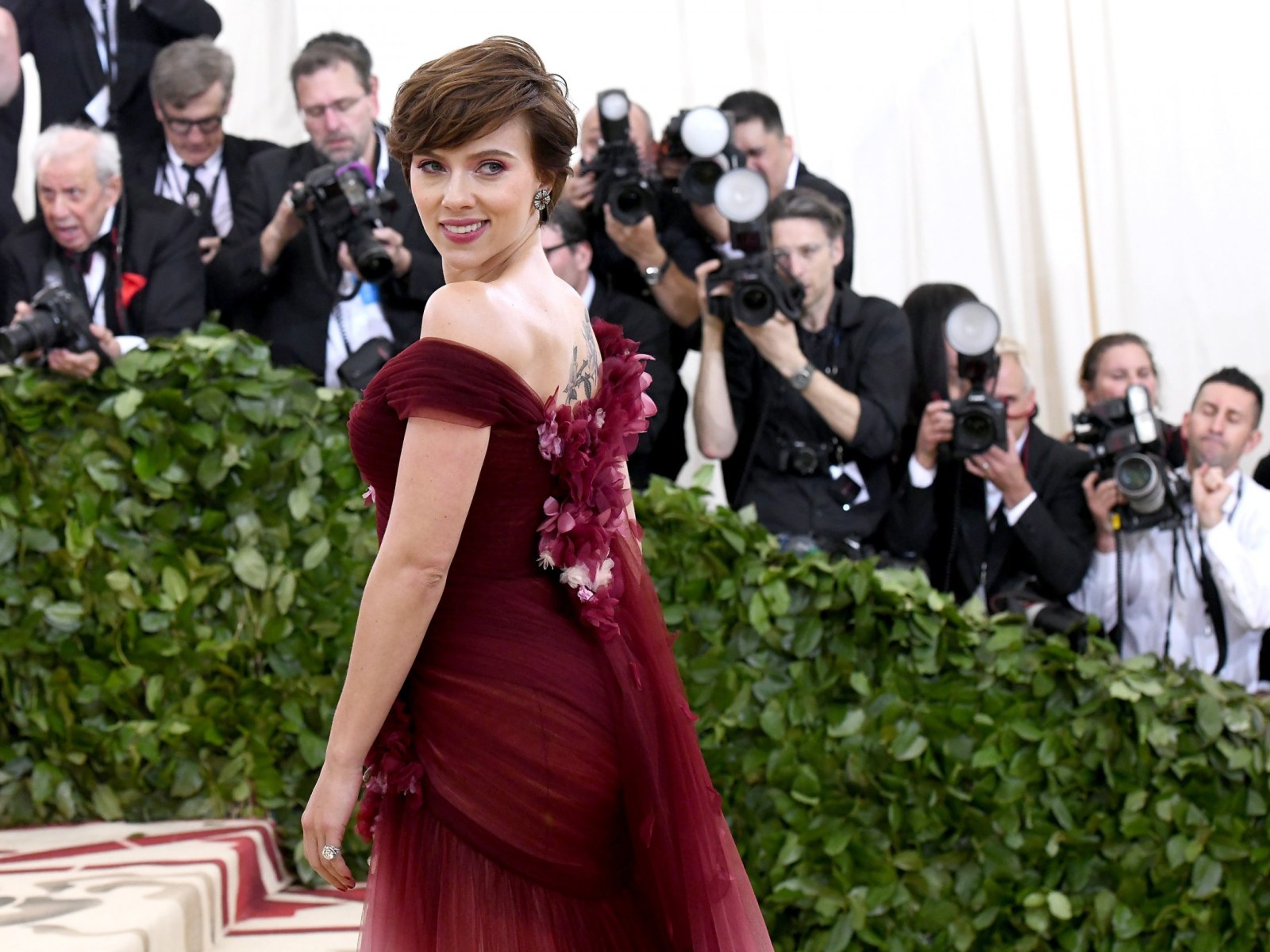Anna Wintour Defends Scarlett Johansson's Marchesa Gown at 2018 Met Gala