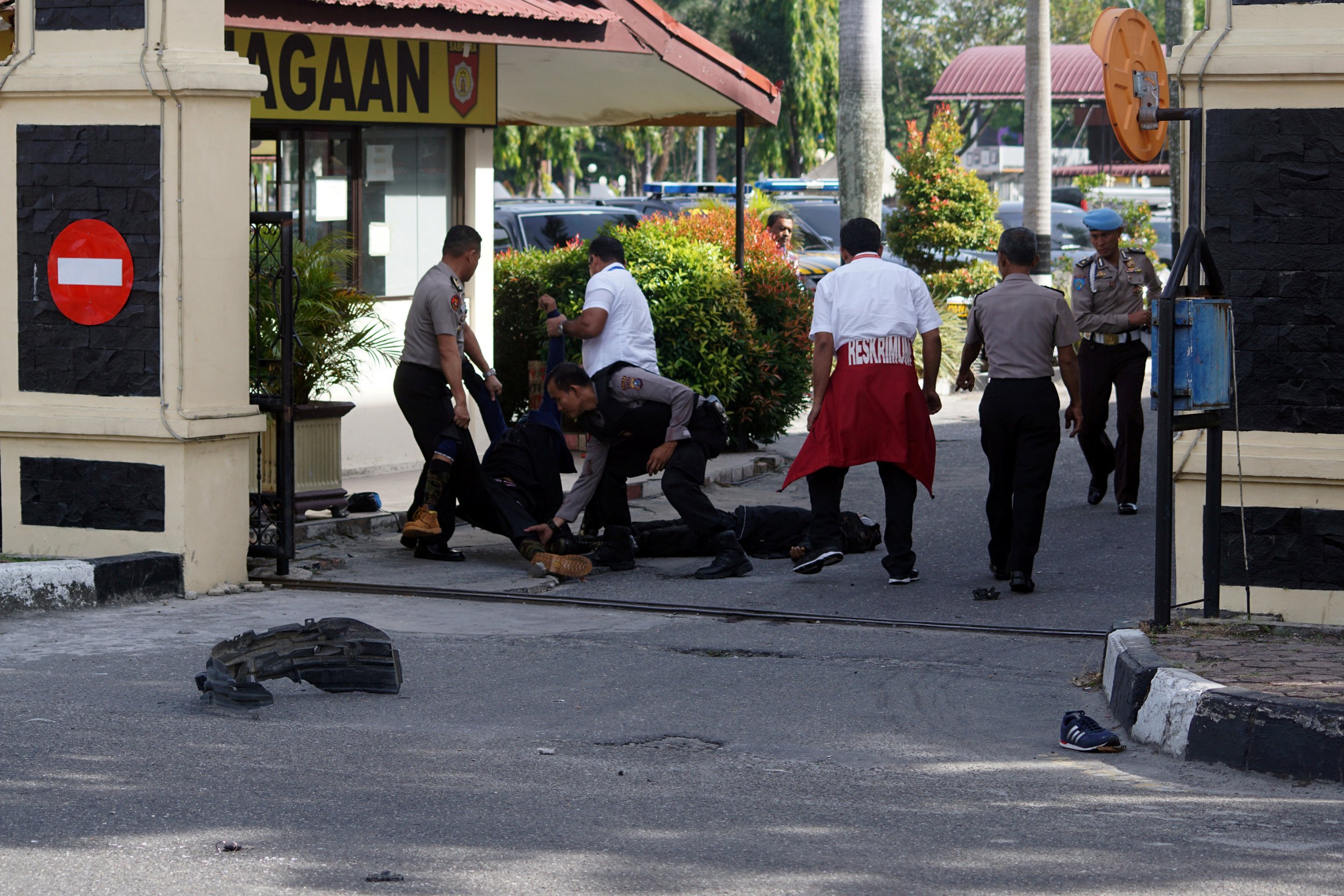 Islamic state 'samurai' swordsmen attack sumatra police