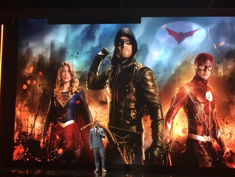 arrow bat symbol arrowverse crossover promo stephen amell cw batwoman dc crossovers episodes 2018