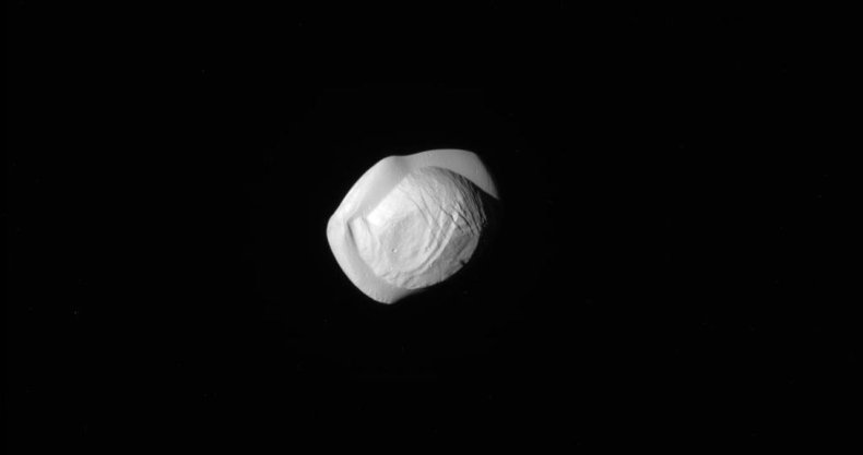 05_21_pan_saturn_moon
