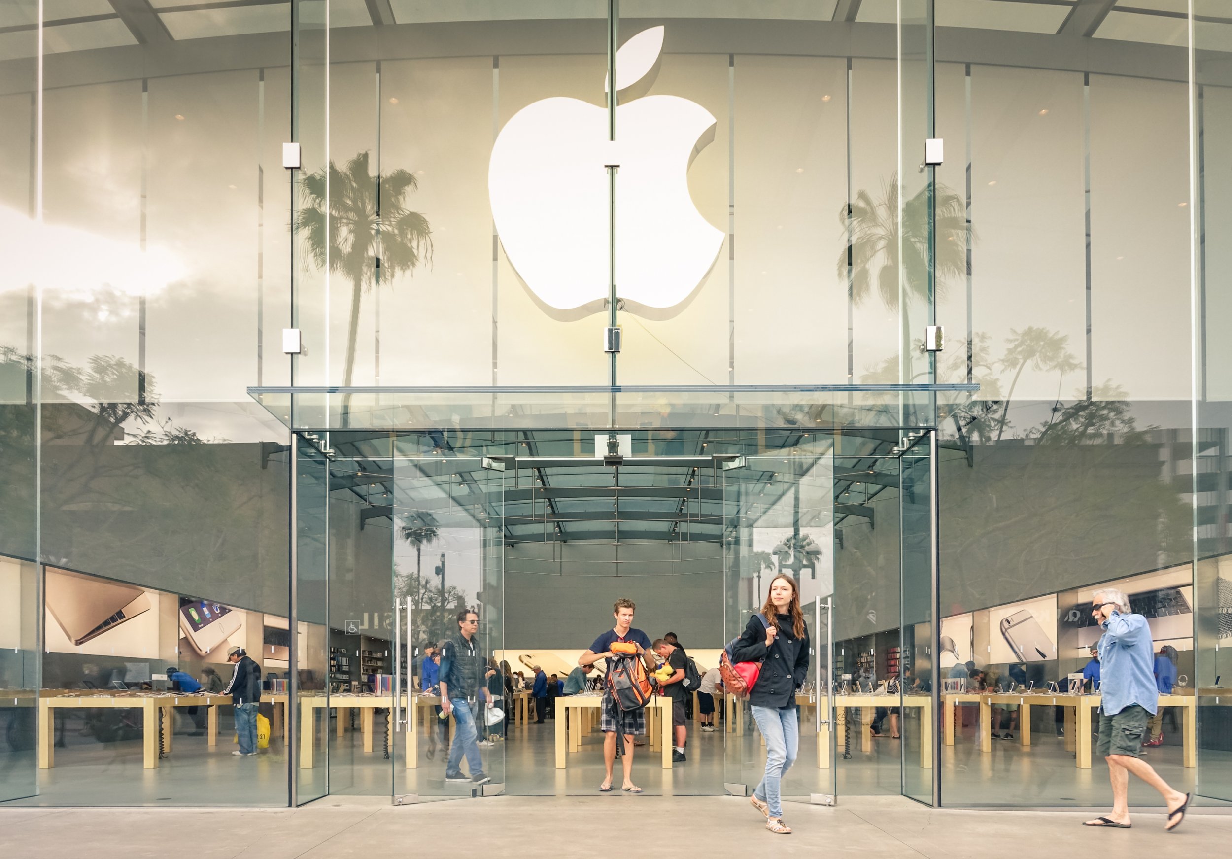 Apple Stores on Christmas Eve