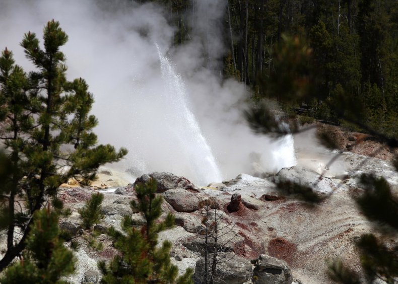 06_07_steamboat_geyser_yellowstone